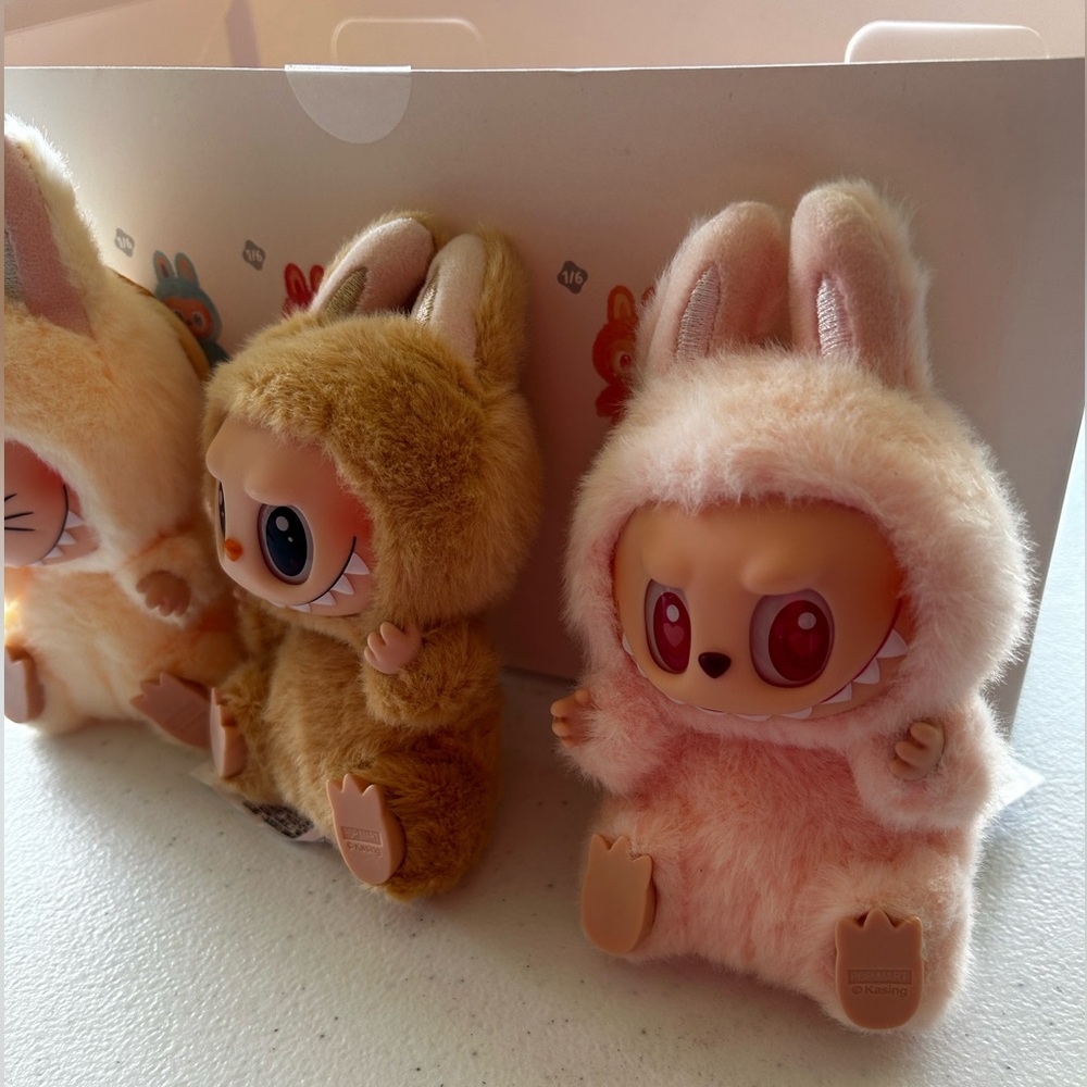 Adorable POP MART LABUBU - Picture 2 of 5
